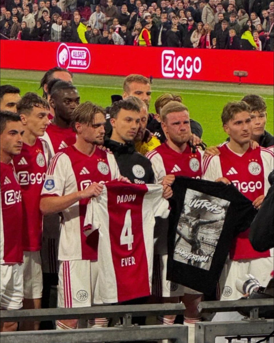 Sportfanoat's tweet image. Davy is een echte ajacied. Net als Taylor. Bij hen zie je de echte emotie van dit verlies. ❤️ #paddyforever #paddy #ajax