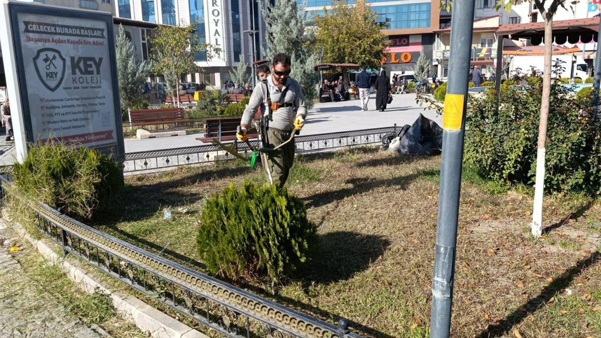 Iğdır Belediyesi Park ve Bahçeler Müdürlüğü tarafından şehir merkezinde bulunan parklarda onarım ve çim biçme çalışmaları devam etmektedir.