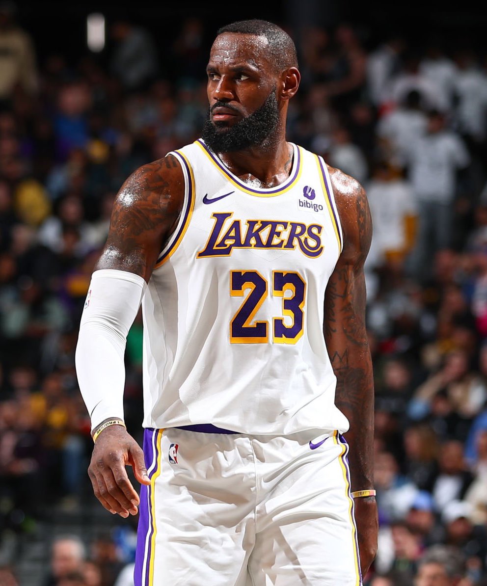 LeBron's last 36 games he's played in:

25.1 PPG
8.0 RPG
7.6 APG
1.2 SPG
52/36/80%
61% TS

Lakers were 26-10 in that span.