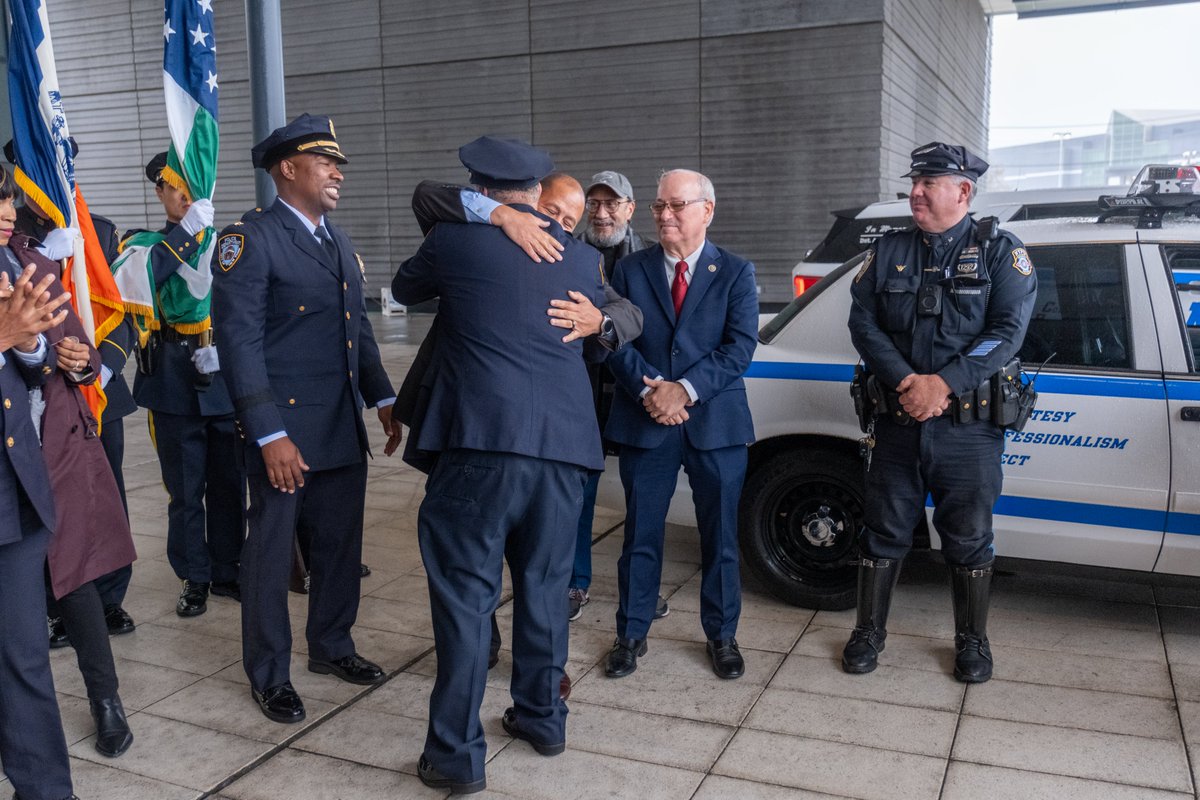 NYPDnews's tweet image. Nearly 40 years ago, Detective Duane Dickerson joined the NYPD, following in his father’s footsteps.

Known for his legendary smile and hearty laugh, he now prepares to retire and hang up his gun belt.

Duane, thank you for your decades of dedicated service to this city.