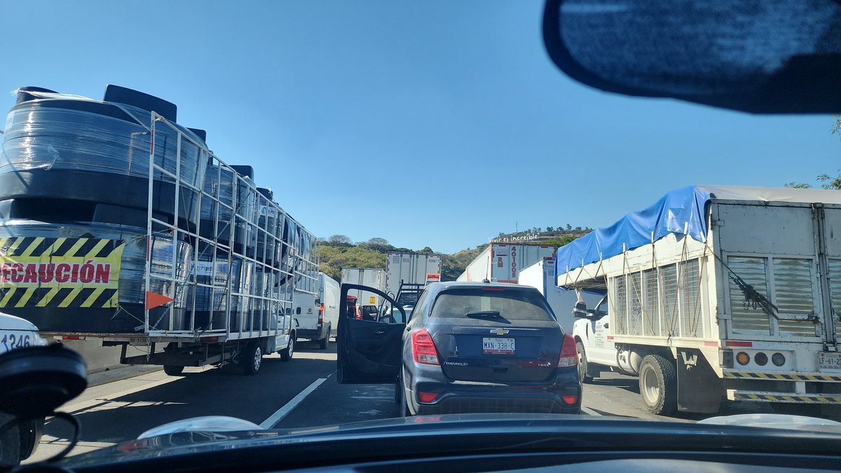 Gerryseas's tweet photo. Completamente detenida la Autopista Mex-Qro. Más de 2hrs sin moverse. @CAPUFE #AutopistaMexicoQueretaro
#AutoMexicoQueretaro https://t.co/PM9ktWj4Lv