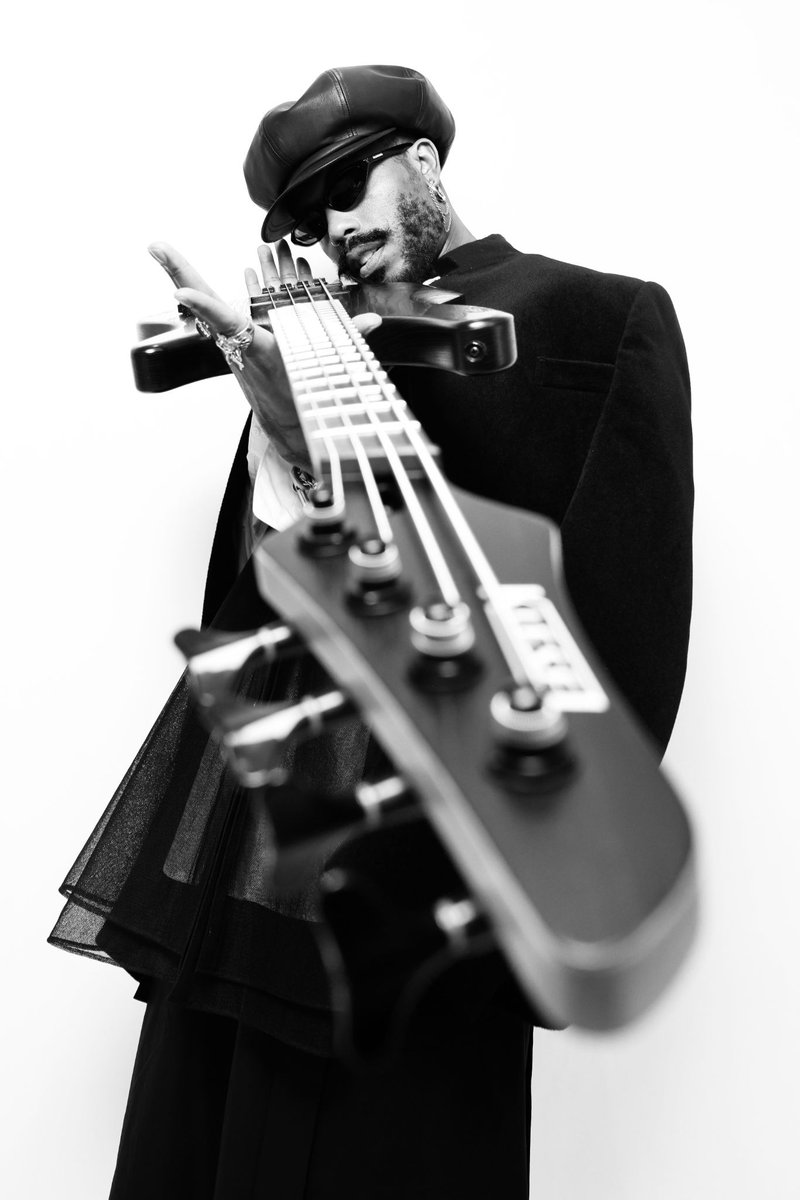 ComplexMusic's tweet image. B.o.B and Hayley Williams’ smash hit “Airplanes” is now officially RIAA certified DIAMOND 💎