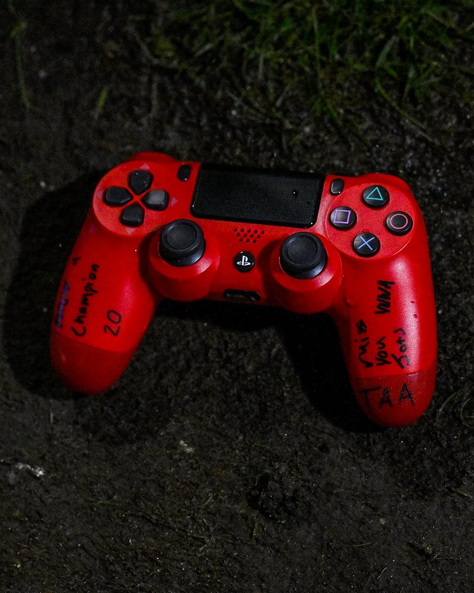 idextratime's tweet photo. Penghormatan spesial dari Trent untuk Jota dengan sebuah surat dan stik PlayStation. ❤️ https://t.co/CmdBVzEQB3