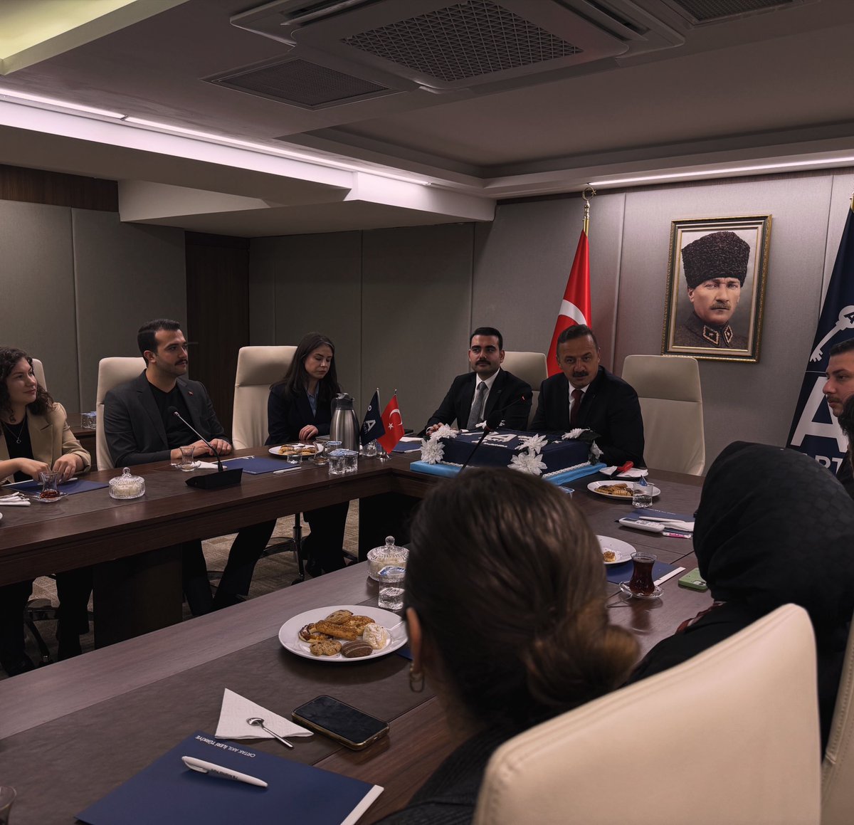 “harami var diye korku verirler
benim ipek yüklü kervanım mı var?"

31.10.2025