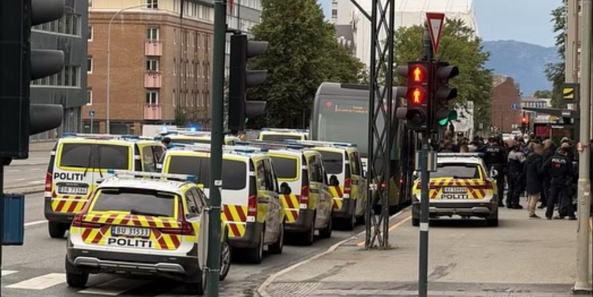 🧵Politiet roper høyt i media om å «bekjempe hooliganisme». 

Fremgangsmåten derimot er et eneste stort angrep på norsk supporterkultur, i tillegg til å være direkte kontraproduktiv.