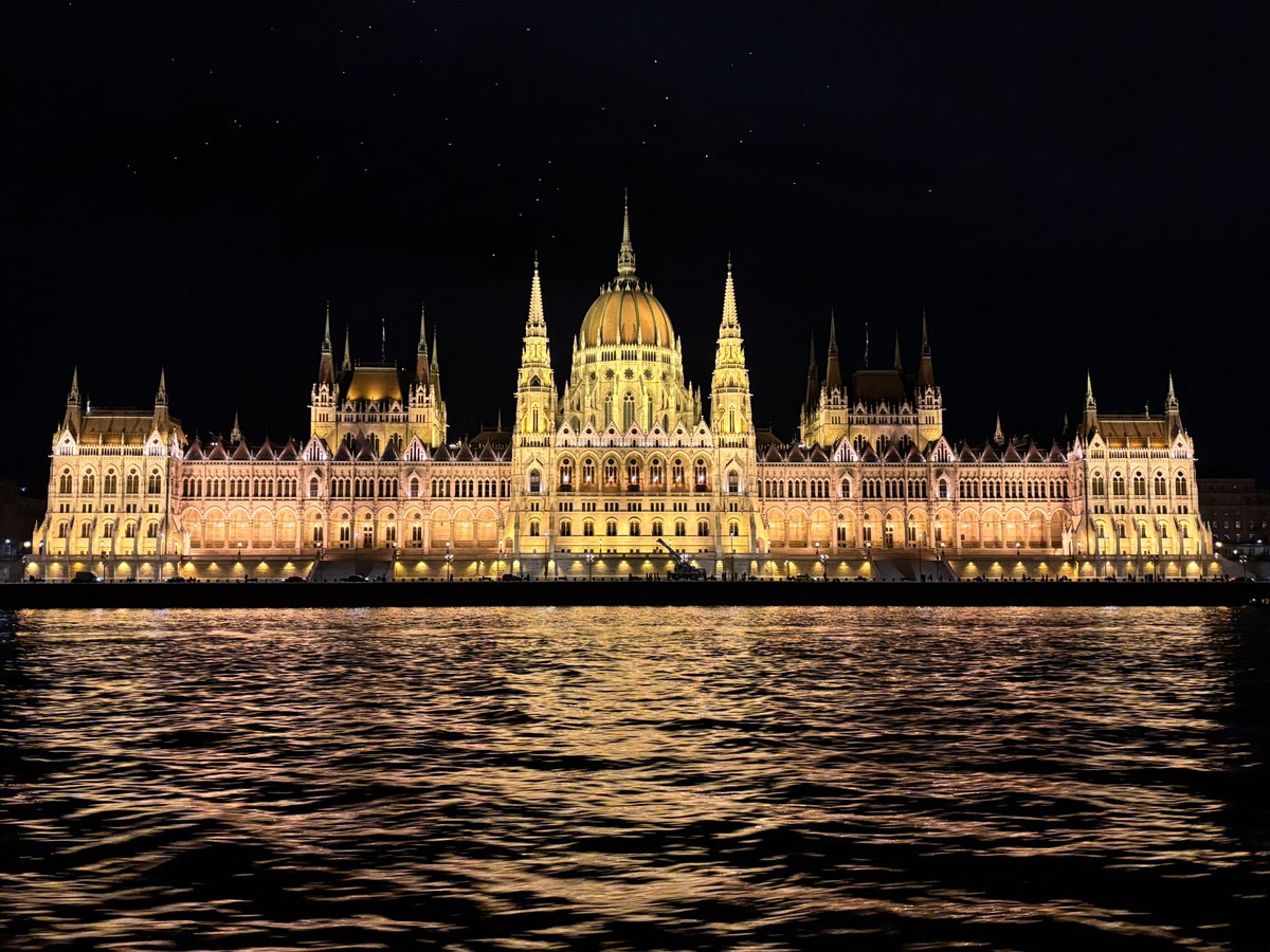 TrishCaron77's tweet photo. Budapest's Parliament building 🇭🇺 
9/25

#NightPhotography #photography #photographer #photos #europe #travelphotography #travel #Hungary #architecturelovers https://t.co/4fdZirLfKp