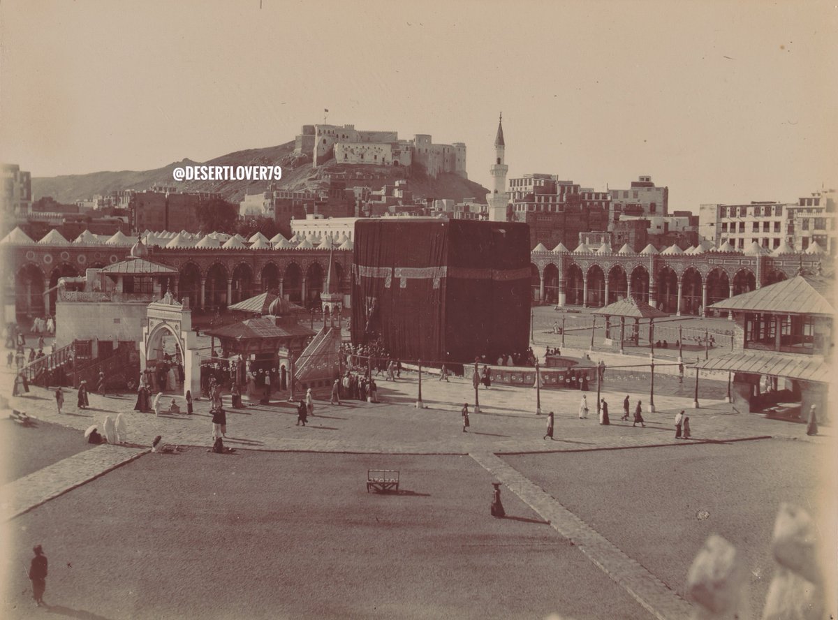 صحن الحرم المكي و تظهر قلعة أجياد فوق الجبل . التقطت بين 1900 و 1920 م