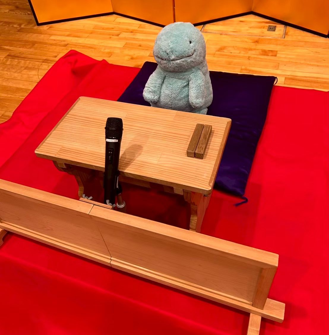 okayama_kaisan's tweet image. 【関東の落研に拡散希望】
11/6(木)の夜に東京で【座布団】か【見台】を貸してくださる方おられませんか…！ライブで使用したいです。
当日か前日、関東圏であれば取りに伺います！！  7、8日も東京にいるのですぐ返しに行けます！