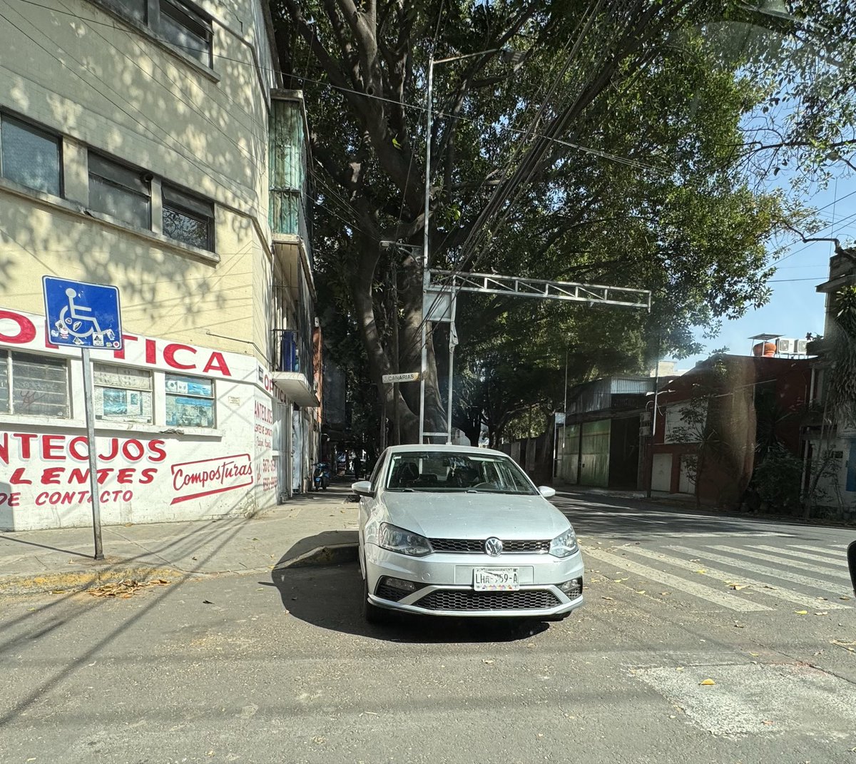 Una vez más #LaDeDiario

VW Vento LHA-959-A, la familia que cree que ese es su estacionamiento particular, bloqueando paso peatonal y rampa para discapacitados, Canarias y Municipio Libre, Portales

<a href="/UCS_GCDMX/">Unidad de Contacto del Secretario SSC CDMX</a> <a href="/OVIALCDMX/">OVIAL_SSCCDMX</a> <a href="/SSC_CDMX/">SSC CDMX</a> <a href="/jmorenocdmx/">Francisco Moreno Montaño</a> <a href="/arnemx/">Arne aus den Ruthen</a>