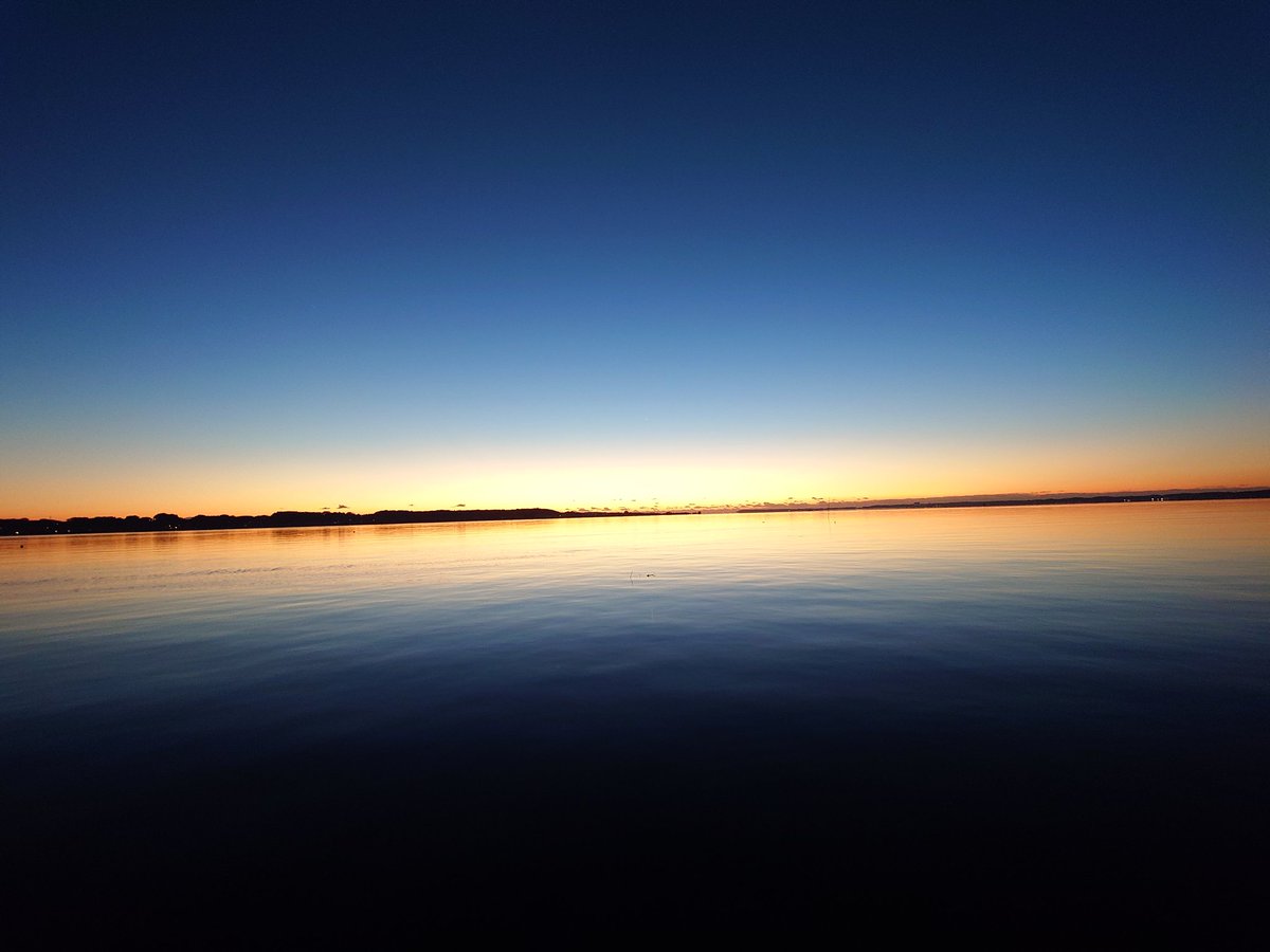 おはようございます☀

霞ヶ浦アサンポ 5:37
外気温 5℃

今朝の空は、青から橙への完璧なグラデーション。その境界線が、まるで地球そのものの息づかいのように
ゆっくりと光を広げていきます。

空気は冷たく、肺の奥まで澄んでいくよう

今朝も有り難い。
すべての生き物が幸せでありますように🙏