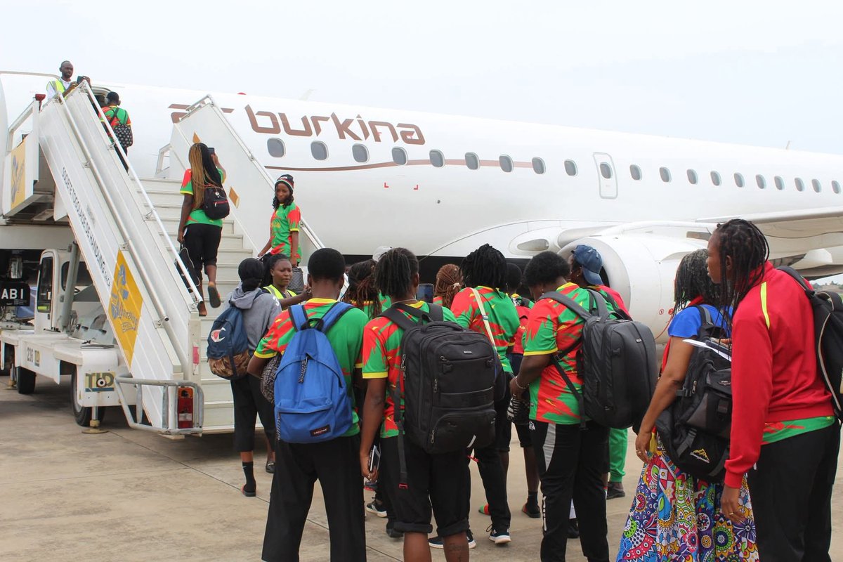 Trabajadores en la nueva mina de litio de Mali 🇲🇱 / Jóvenes de la delegación deportiva de Burkina 🇧🇫 subiendo al nuevo avión de la aerolínea de bandera del país.
Es cierto, las dificultades relacionadas al control del territorio son reales, pero esto también ocurre en simultáneo.