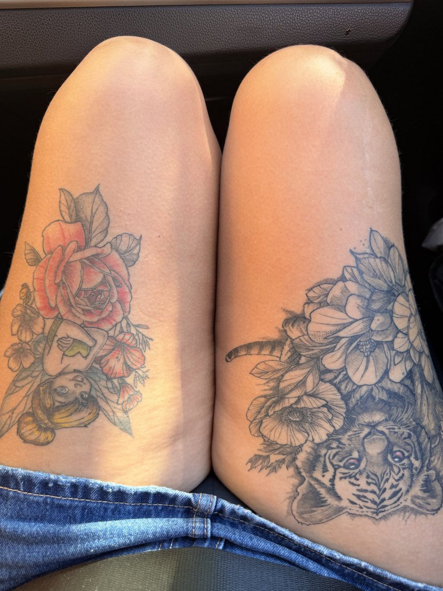 TopGirl2410's tweet photo. Nuevo look + tatuajes nuevos #lookback25 #TattooColour https://t.co/PdNwYxIifp