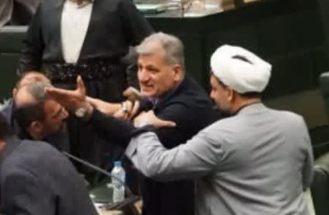 morady_133's tweet photo. 1_فحاشی در صحن علنی مجلس؟؟
"خفه شو" و "پفیوز" در پاسخ به تذکر قانونی حمید رسایی

در جلسه امروز مجلس، زمانی که حمید رسایی نماینده انقلابی مجلس در حال تذکر نسبت به اجرای عدالت در موضوع دوتابعیتیها بود و تاکید میکرد  که "قانون فقط برای اقشار ضعیف و مردم عادی نیست و باید برای مسئولین https://t.co/jLeZbYvaKh