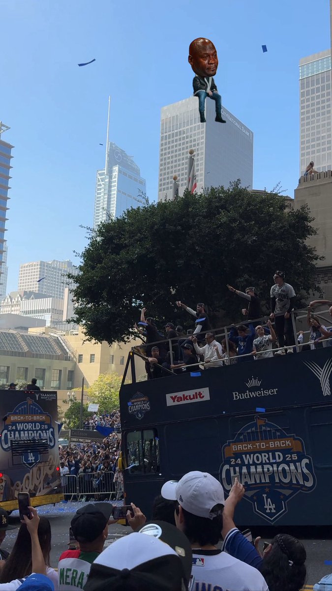 JohnnyClouds's tweet photo. Drake spotted at the Dodgers Parade! https://t.co/Wis5Owp5pl