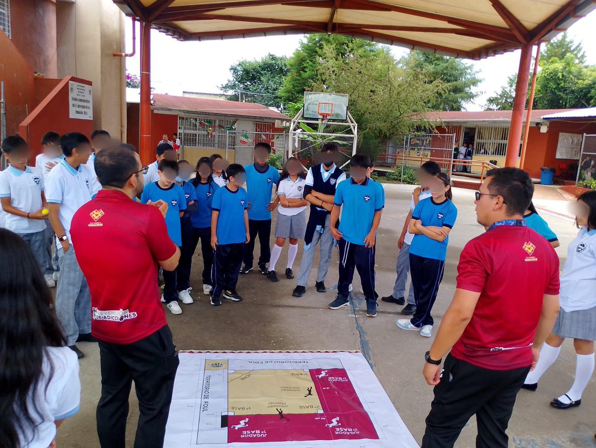 SP_Veracruz's tweet image. 📣 #Entérate | A través del Torneo de Béisbol 5, fomentamos la prevención del delito y promovemos la salud y la sana convivencia en jóvenes veracruzanos de 17 escuelas, de 9 municipios. ⚾💪🏽

🚔 Continuamos trabajando con la misión de preservar tu seguridad.