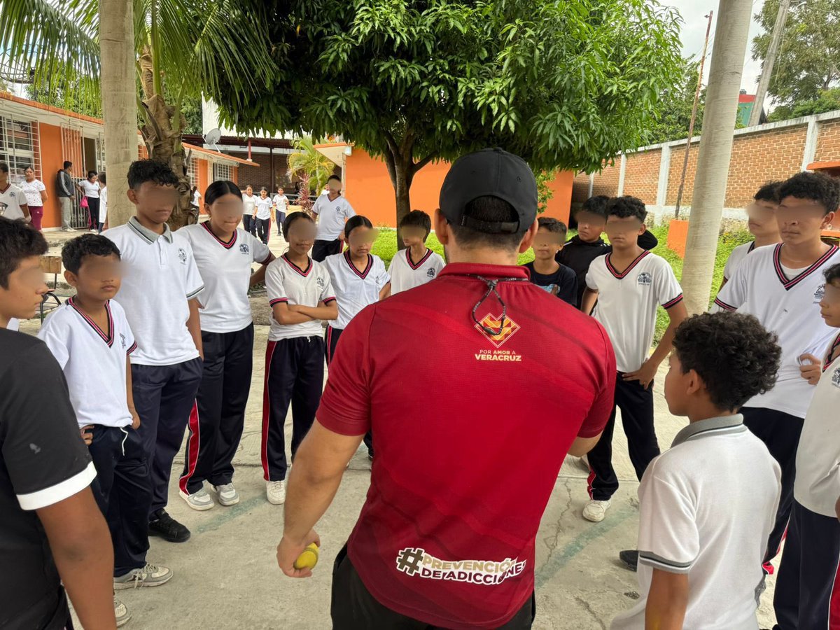 SP_Veracruz's tweet image. 📣 #Entérate | A través del Torneo de Béisbol 5, fomentamos la prevención del delito y promovemos la salud y la sana convivencia en jóvenes veracruzanos de 17 escuelas, de 9 municipios. ⚾💪🏽

🚔 Continuamos trabajando con la misión de preservar tu seguridad.