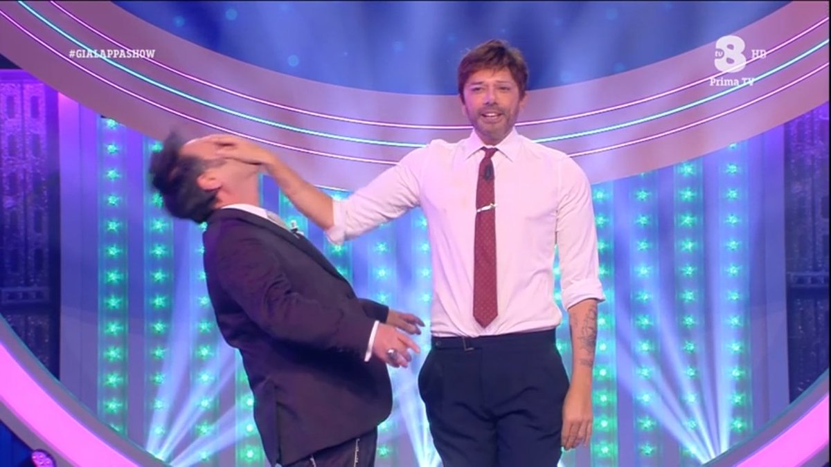 Forest: "Non è che fai il simpatico per farti assumere qui a TV8?"
De Martino: ...
#GialappaShow