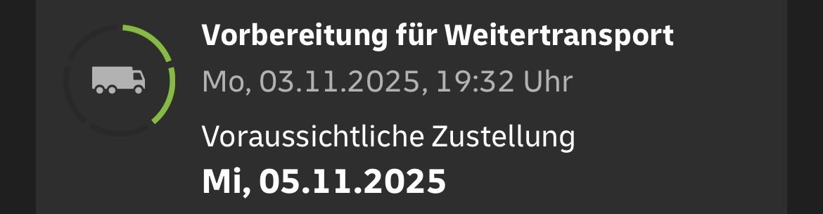 MrMarcelP's tweet photo. @DHLPaket ja, die meisten Bundesländer hatten einen Feiertag, aber ein Express-Paket, das am Freitag aufgegeben wurde, sollte vor Mittwoch ankommen! https://t.co/qEMsrNKsqb