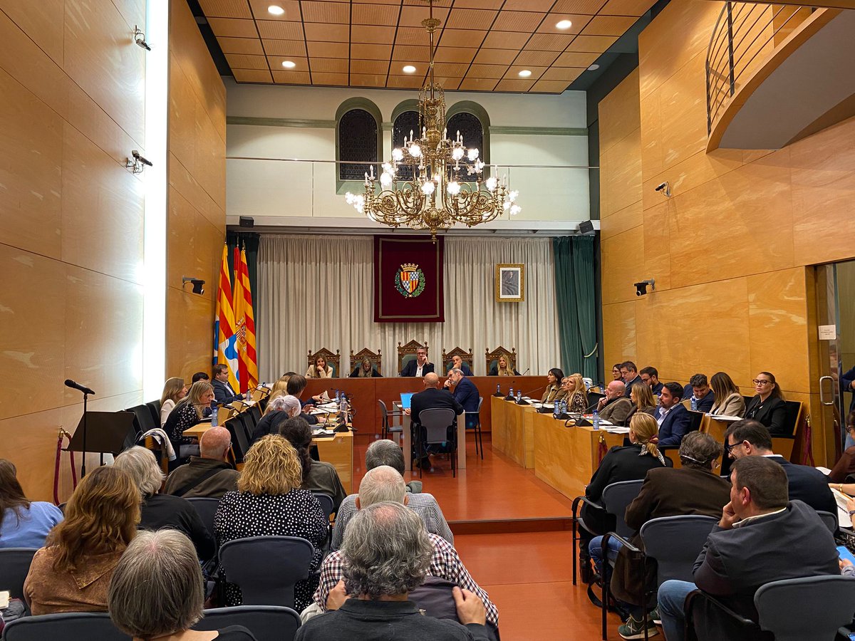 bdncom's tweet image. El govern estudiarà possibles ubicacions per als 14 contenidors que hi ha a la plaça del Sol del Casagemes quan entri en vigor el nou contracte de neteja. Ho ha dit el regidor de Via Pública durant el debat d&apos;una moció presentada per Esquerra. El text s&apos;ha aprovat per unanimitat