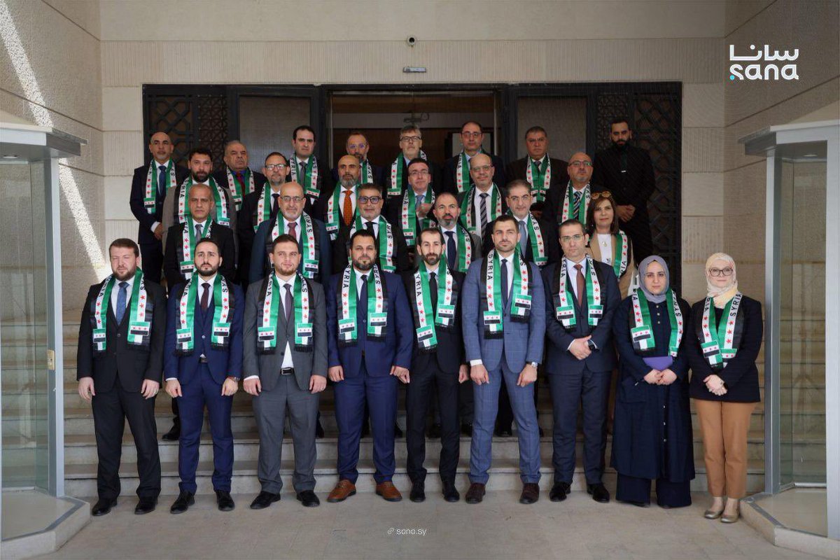 ammarkahf's tweet photo. سوريا تنهض بشعبها، وبكل من ضحّى من أجل حريتها وكرامتها. التضحيات كانت كثيرة ومتنوعة، ومن الواجب أن نتذكر جميع من وقف في وجه الظلم والفساد.
اليوم أودّ أن أُسلّط الضوء على شريحة لطالما كانت منسية: المنشقون عن مؤسسات الدولة الذين رفضوا الانصياع للنظام البائد وفضّلوا الانحياز إلى ضميرهم الوطني.
يستحق هؤلاء كل التقدير والاحترام، فهم جزء أصيل من قصة سوريا الجديدة.
أبارك لكل من عاد إلى موقعه مكرّمًا، ولكل وزارة بادرت إلى إنصاف من انشقوا عنها في أصعب الظروف.
واليوم تنضم وزارة الخارجية إلى قائمة الوزارات التي أعادت تكريم منشقيها، باستقبال رسمي وقرار يُنصفهم ويحتسب سنوات خدمتهم منذ لحظة الانشقاق، ويمنحهم ما يليق بهم من رتب وألقاب.
خطوة تستحق التقدير، ورسالة وفاء لكل من اختار الوطن أولًا.