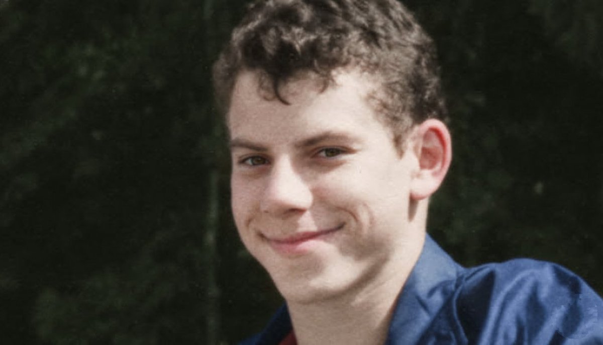 📸 Erik Menéndez in his youth.
Behind this calm gaze was a young athlete and student with high hopes for his family.
Years later, his story alongside his brother Lyle would shock the entire United States.