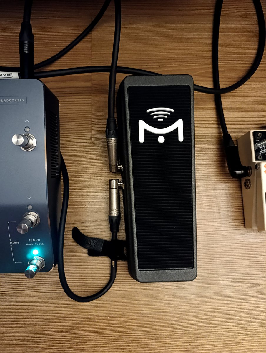 mmusichead's tweet image. Almanya&apos;ya bir haftalık akraba ziyaretine giden arkadaşıma kitlediğim siparişimi bugün teslim aldım. Gelir gelmez de ekip arkadaşlarının arasına katıldı. Evet, Quad Cortex&apos;in yanına expression pedal almıştım. 🙃🐈‍⬛

#MissionEngineering