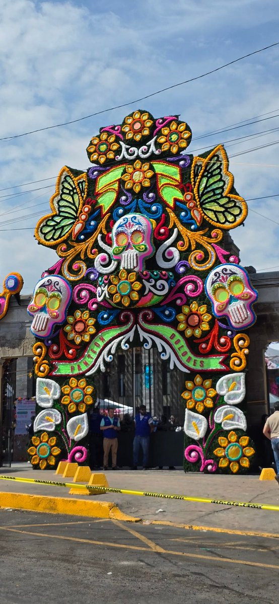 loremj16's tweet photo. Fiesta mexicana, en la que honramos a quienes compartieron su vida con nosotros.  Hoy les comparto la decoración de la entrada al Panteón de Dolores. 
#hacerfotos #tradicionesMexicanas
#MexicoLindo https://t.co/7p5DPFGuem