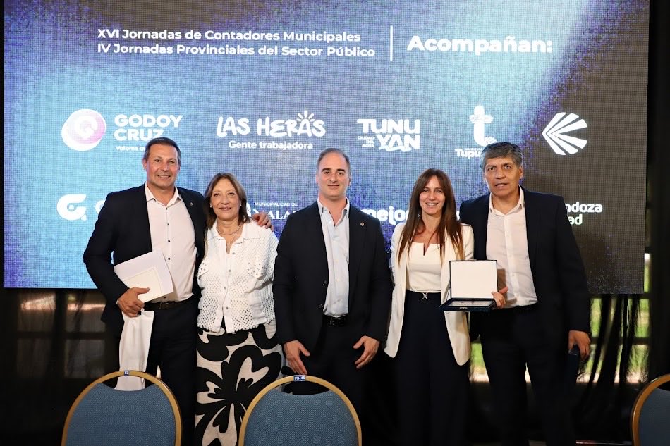 Participamos en las XVI Jornadas de Contadores Municipales y IV Jornadas Provinciales del Sector Público, organizadas por el Consejo Profesional de Ciencias Económicas de Mendoza.
Un espacio de encuentro y reflexión sobre los desafíos actuales de la gestión pública.