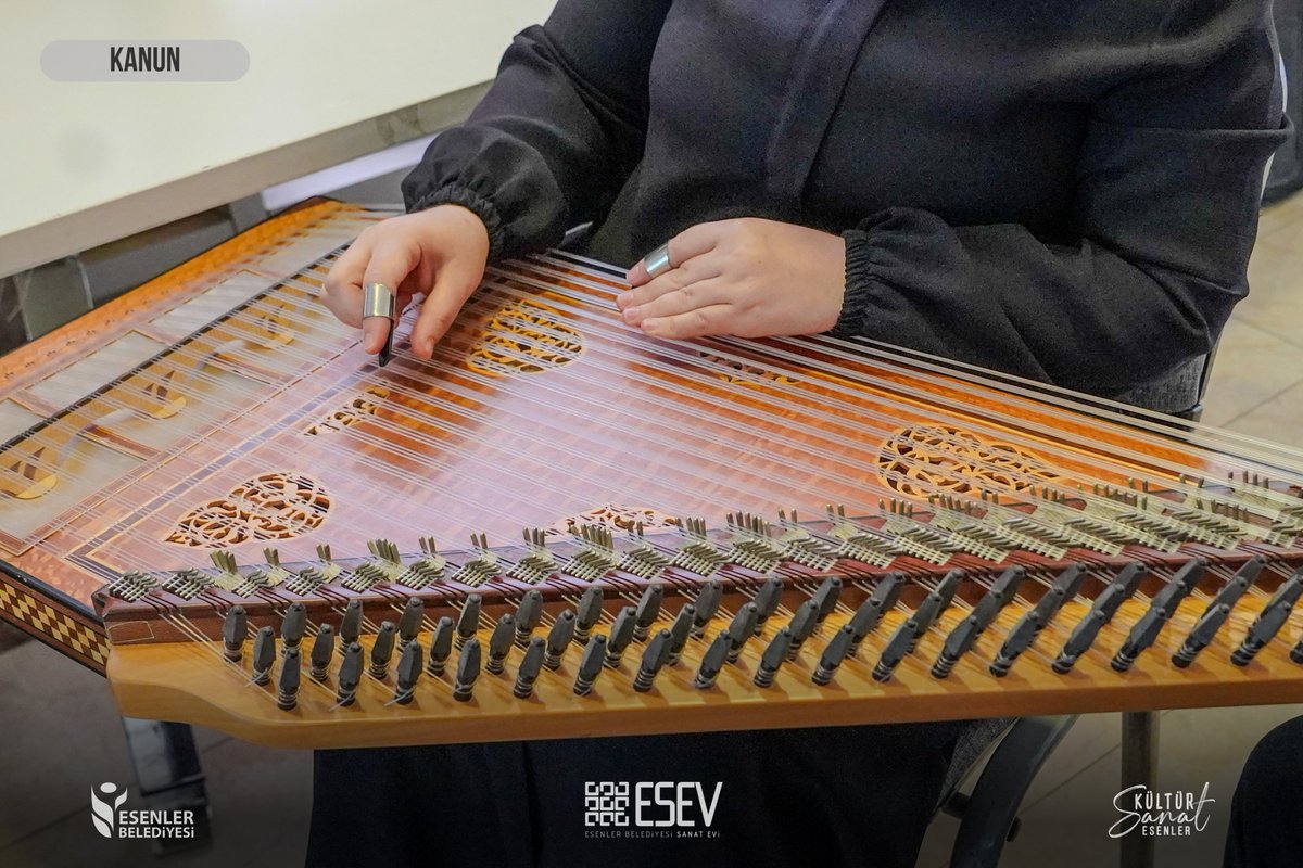 esenlersanatevi's tweet photo. Esenler Sanat Evi'nde kanunun büyüleyici tınılarıyla yolculuğumuza devam ediyoruz. 🎶✨
Sanatın en zarif hâlini keşfetmeye davetlisiniz.
#ESEV #EsenlerSanatEvi https://t.co/jk8Y0OAhzc