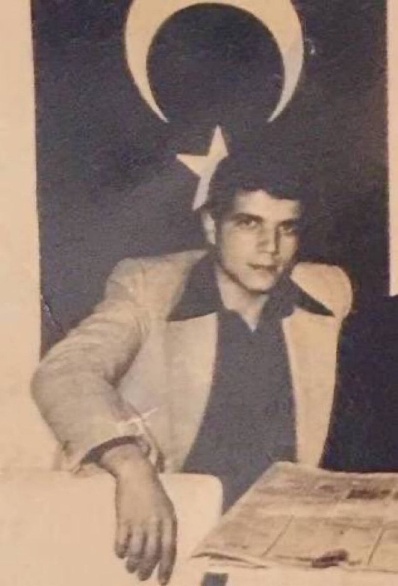 40 çerisiyle Çin sarayını basan Kürşad’ın, 3 yiğidiyle Avrupa sokaklarını Asala’ya dar eden torunu!

#AbdullahÇatlı