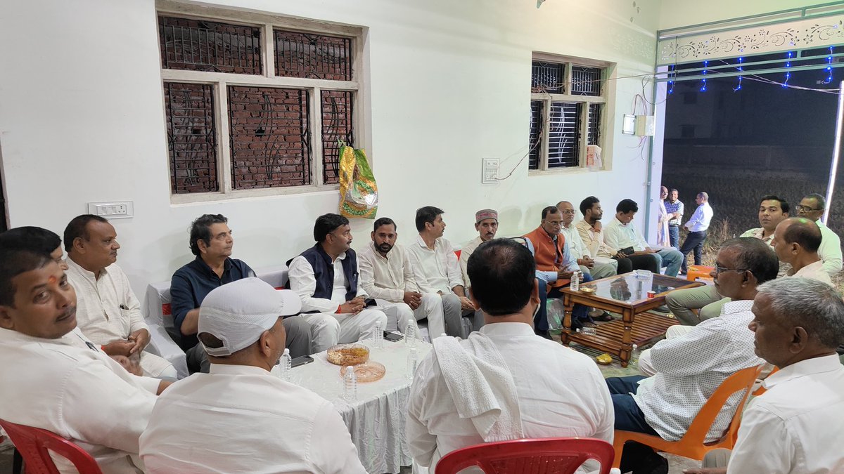 SinghRPN's tweet image. निजी प्रबंध अशासकीय विद्यालय कल्याण समिति-कुशीनगर के जिलाध्यक्ष श्री शेषनाथ सिंह जी के यहाँ गृह प्रवेश कार्यक्रम में सम्मिलित होकर शुभकामनाएँ प्रेषित की।