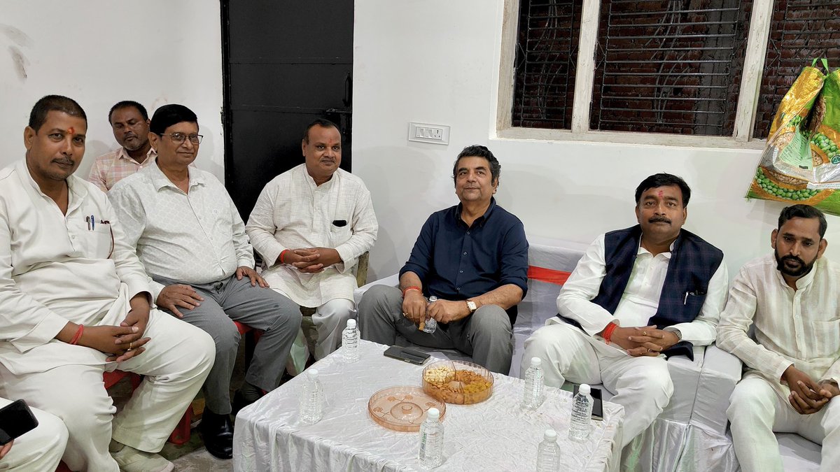 SinghRPN's tweet image. निजी प्रबंध अशासकीय विद्यालय कल्याण समिति-कुशीनगर के जिलाध्यक्ष श्री शेषनाथ सिंह जी के यहाँ गृह प्रवेश कार्यक्रम में सम्मिलित होकर शुभकामनाएँ प्रेषित की।