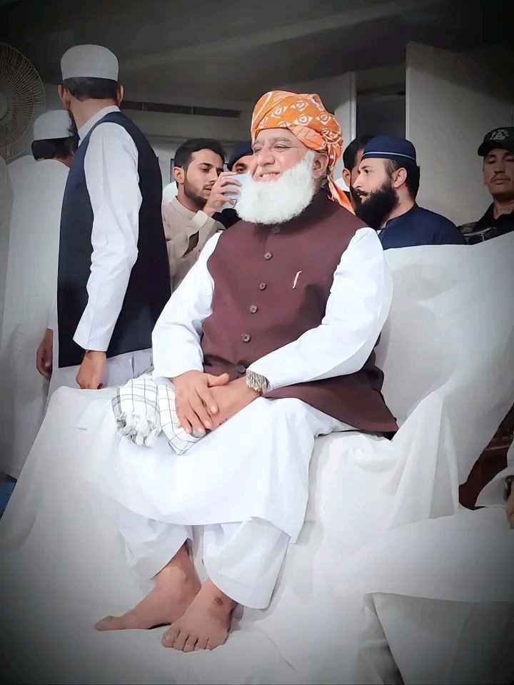 صحافتیں خرید لو  ! وکالتیں خرید لو !
نظام  عدل نوچ لو  !  ذلالتیں خرید لو !

خرید لو خرید لو ! ہر ایک بے ضمیر کو !
نہیں خرید پاؤگے  نبیؐ کے اس فقیر کو !
<a href="/MoulanaOfficial/">Maulana Fazl-ur-Rehman</a>
#ملت_کا_پاسبان_مولانا