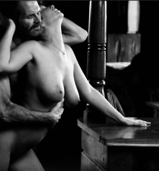 Y yo,
    que juré no rendirme nunca,
 descubro el placer
         en perder.
No por debilidad,
     sino por el arte perverso
   de que me f0lles