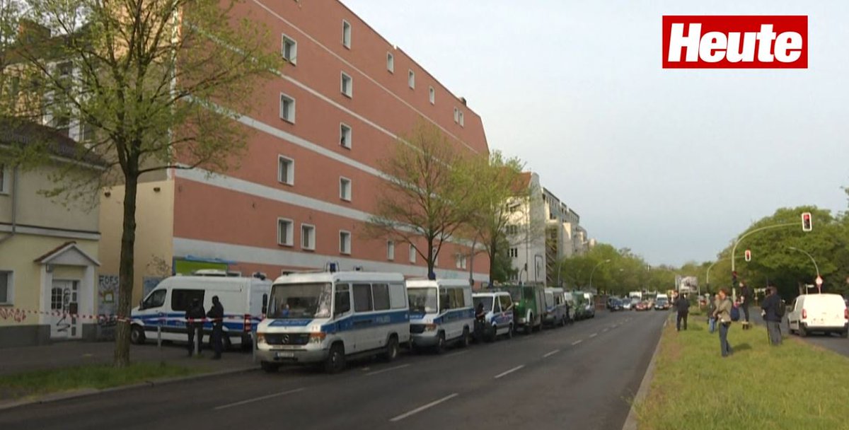 Festnahme des 22-jährigen Terrorverdächtigen in Berlin-Neukölln mit großem Polizeiaufgebot und handverlesener Presse. Wie viele Gesinnungsfreunde des Syrers sind noch auf freiem Fuß? signal-online.de/berlin-neukoel…