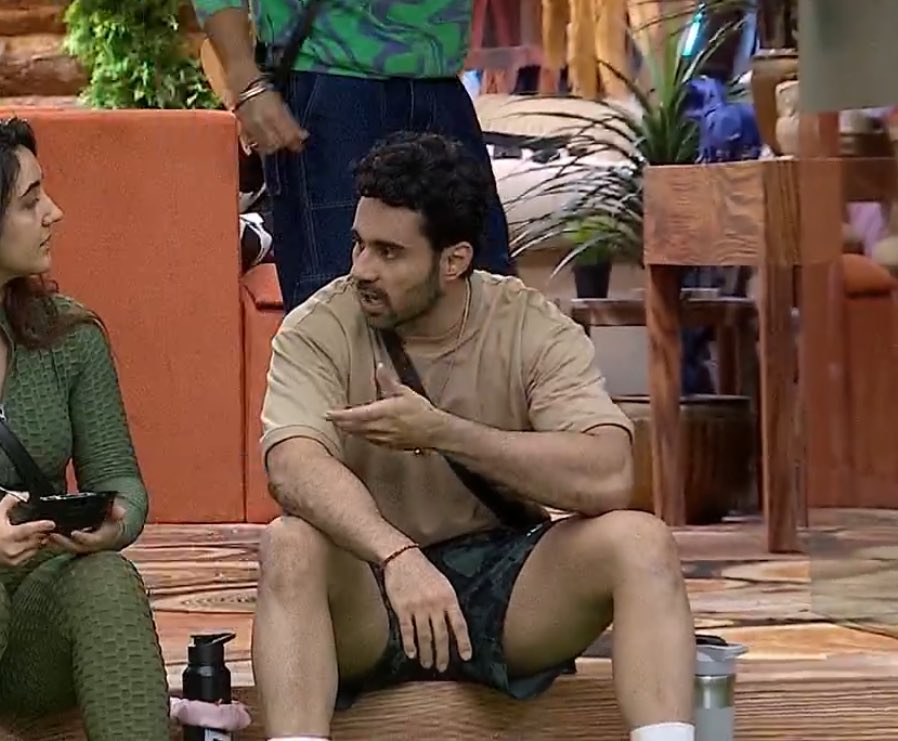 Abhishek is the definition of bail buddhi

#GauravKhanna closed the gate to protect everyone from mosquitoes 

people are literally falling sick but this idiot still had a problem.

Logic and Abhishek can never be friends.

#BiggBoss19 • #GauravKhanna𓃵