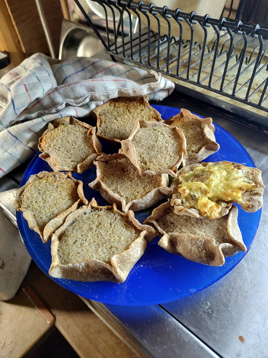 Изготовлены калитки. Да, можно делать с замоченной в кефире ячневой крупой, даже хорошо - не так быстро съедают, как с картошкой )