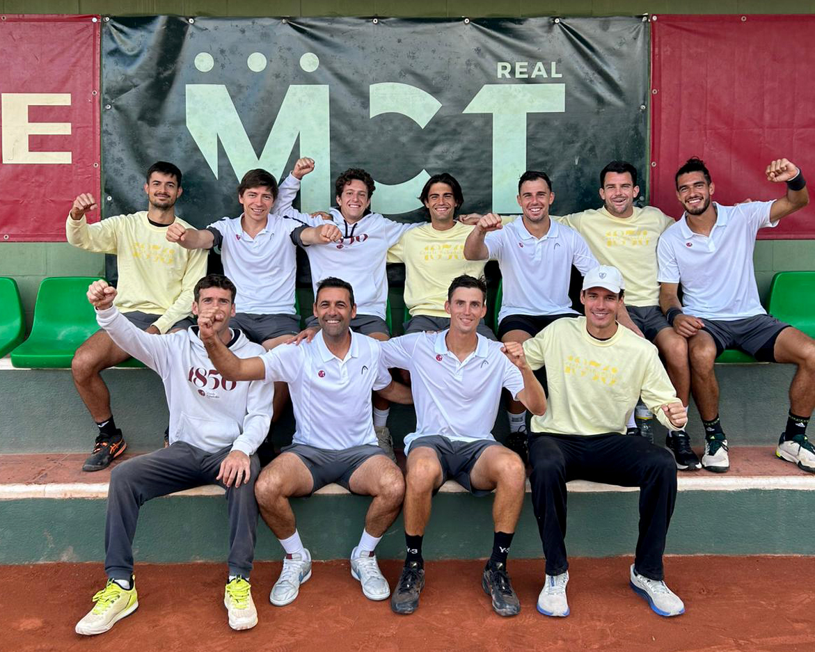 🎾 El nostre primer equip absolut masculí de tennis aconsegueix la permanència a la Primera Categoria estatal 👏

🏆 L'equip d'Óscar Hernández s'ha imposat amb autoritat per 4-1 al <a href="/mostolestenis/">Clubmostoles Tenis</a>, en l’eliminatòria disputada al <a href="/MurciaClubTenis/">Real Murcia Club de Tenis 🎾</a> 

Moltes felicitats ‼️