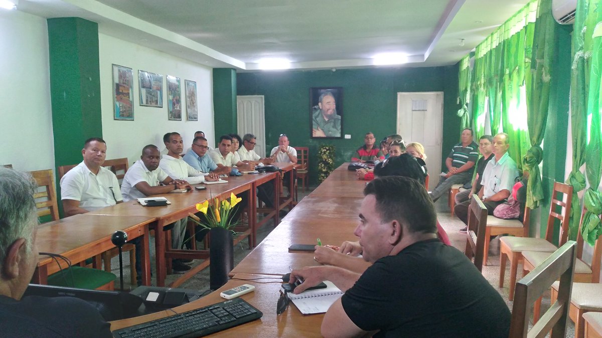 gecholguin's tweet image. Revitalizar los servicios gastronómicos en el municipio Holguín con ofertas accesibles a la población tras el paso de #Melissa es tarea sostenida para Directores de UEB de la #EMGH y la #EPAG, los que  trabajan en  labores de limpieza en  fase de recuperación. 
#FuerzaHolguín🇨🇺