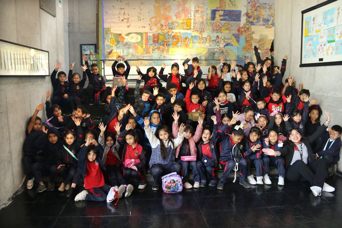 Iniciamos la semana junto a los estudiantes del Colegio Alberto Bles Ganna de La Granja, quienes disfrutaron de un recorrido guiado por el mural “El primer gol del pueblo chileno” de Roberto Matta. ⚽🎨

#LaGranjaEsCultura #CCLG #espaciomatta