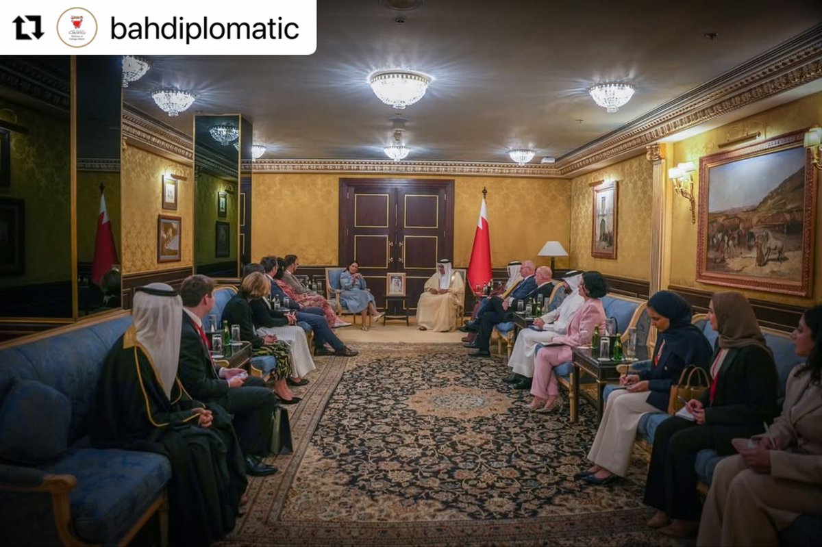 BahrainEmbUK's tweet image. Dr. Abdullatif bin Rashid Al Zayani, Minister of Foreign Affairs, met with Dame Priti Patel, Shadow Secretary of State for Foreign, Commonwealth and Development Affairs of the United Kingdom; Lord Stuart Polak and Lord John Mendelsohn, members of the House of Lords; and several…