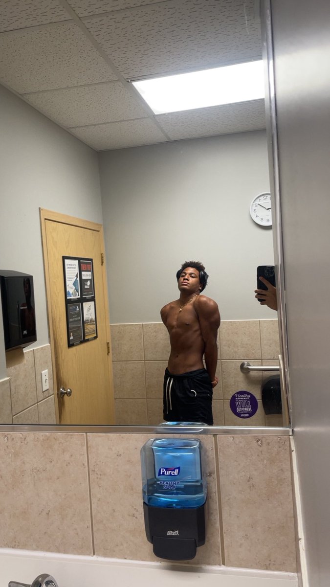 MarteEngel43537's tweet photo. Gains up, focus locked. Wrestling season almost here #gains #Physiquecheck #flexsunday #gymlife #grindtothetop https://t.co/awMpq9Yls0