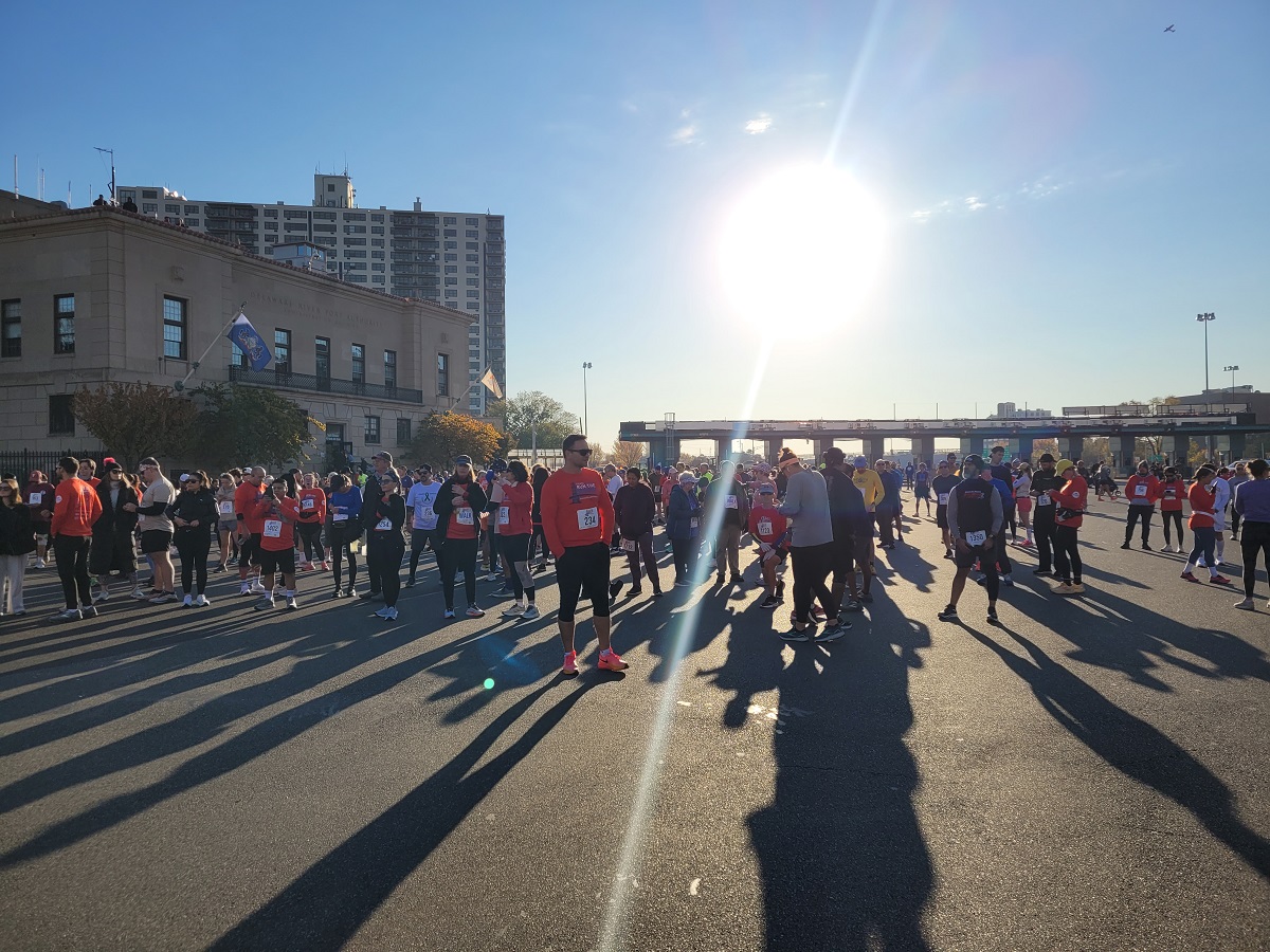 DRPA_PAandNJ's tweet photo. A heartfelt thank you to all those involved in yesterday's #RuntheBridge event!🏃♀️🏃♂️
Thousands of runners & walkers came together on the #BenFranklinBridge to raise funds for the #LarcSchool. Thank you to everyone who participated, volunteered or cheered from the sidelines! https://t.co/feSmzvlv1C