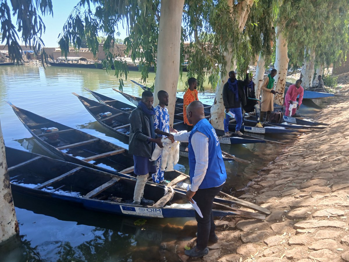 Remise de 30 kits de pêche par l'OIM, dont des pirogues, à des migrants de retour à #Tombouctou afin de soutenir leur réintégration durable et le lancement d’activités génératrices de revenus.
Cette action s’inscrit dans le programme MPRR-SSA, financé par l’#UnionEuropéenne.