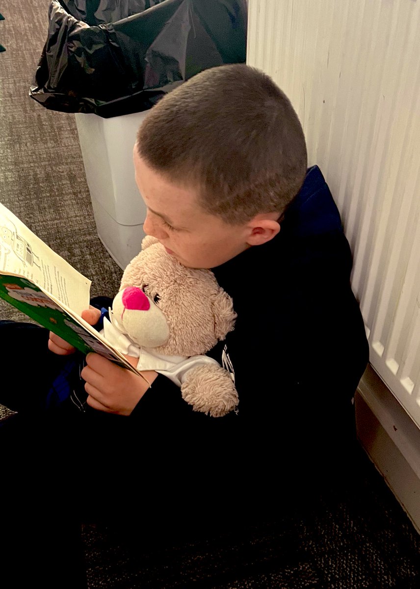 Cuddling in with ‘Midge’ during group reading 📖 time! 💙 
#classmascot