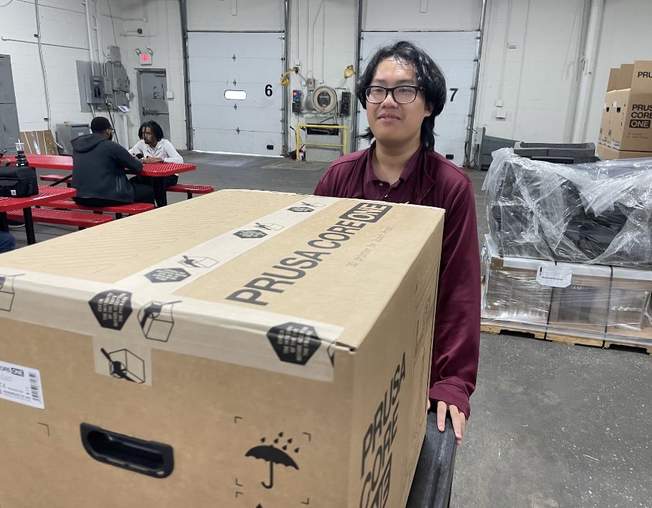 CaravelAcademy's tweet image. Several Caravel students attended 3DPrintopia in Bel Air, MD in September to look at innovations in 3D printing, design, and engineering. Prusa held a giveaway of one of their new CORE One printers, and senior Jonathan Nguyen was the winner! 

#caravelacademy #printedsolid