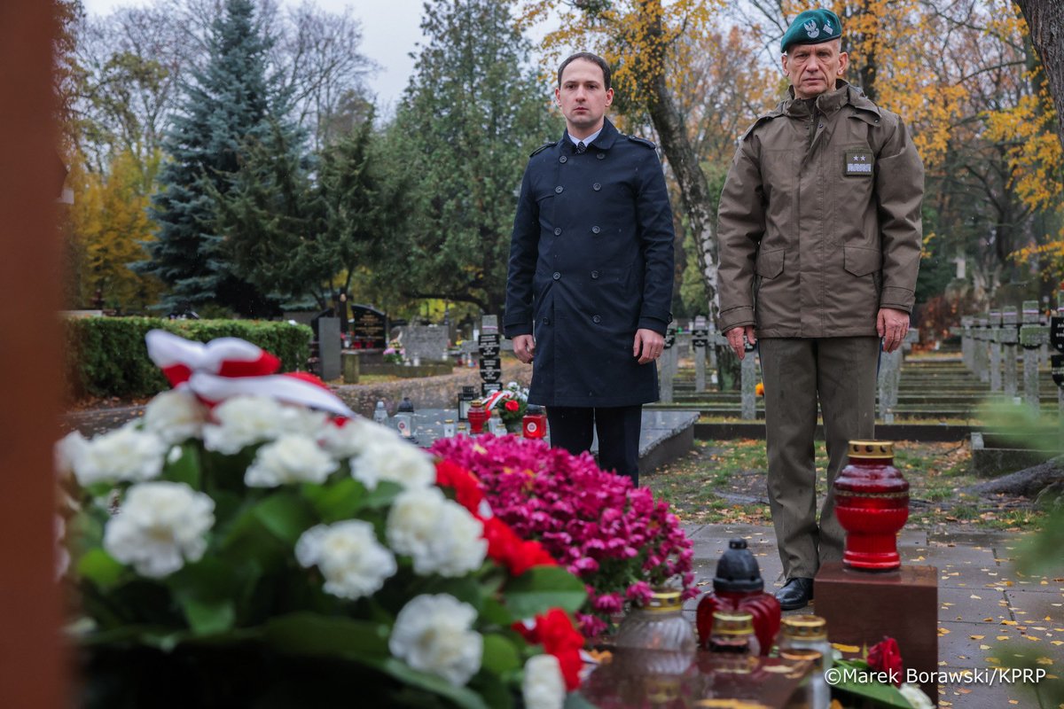 100 lat Grobu Nieznanego Żołnierza

Dyrektor Gabinetu Szefa BBN Jan Gębalski oraz Dyrektor Departamentu Zwierzchnictwa nad Siłami Zbrojnymi i Służb Mundurowych gen. dyw. <a href="/Rzeczkowski_A/">Adam Rzeczkowski</a> złożyli dziś wieniec na grobie Jadwigi Zarugiewiczowej - symbolicznej matki Nieznanego