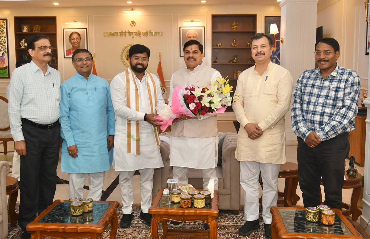 अखिल भारतीय विद्यार्थी परिषद के प्रतिनिधि मंडल ने मध्य प्रदेश के मुख्यमंत्री श्री मोहन यादव जी को पुष्पगुच्छ एवं अभाविप की नवीन वर्ष 2026 की डायरी देकर सौजन्य भेंट की।

इस दौरान अभाविप के राष्ट्रीय संगठन मंत्री श्री आशीष चौहान, राष्ट्रीय उपाध्यक्ष डॉ. आशुतोष मंडावी, राष्ट्रीय