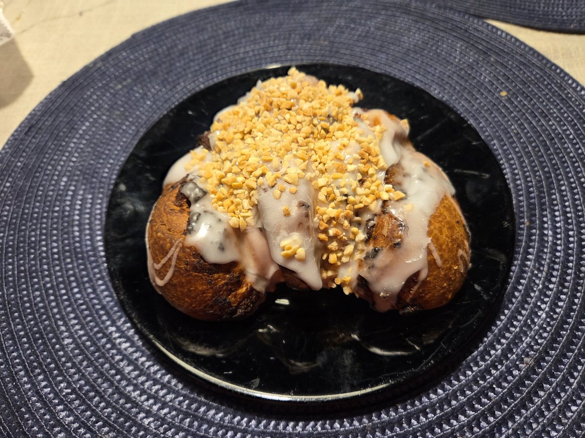 W piekarni Pod strzechą przy Czeremchowej złapałem dziś ostatni egzemplarz bardzo ciekawego wypieku (52,49 zł/kg, 12,91 szt.). Farsz nie przesłodzony, ciasto suche, ale bez przesady. Korzystna cena! Notowanie #rankingrogali 
1. Kociak
2. Gembiak
3. Pod strzechą