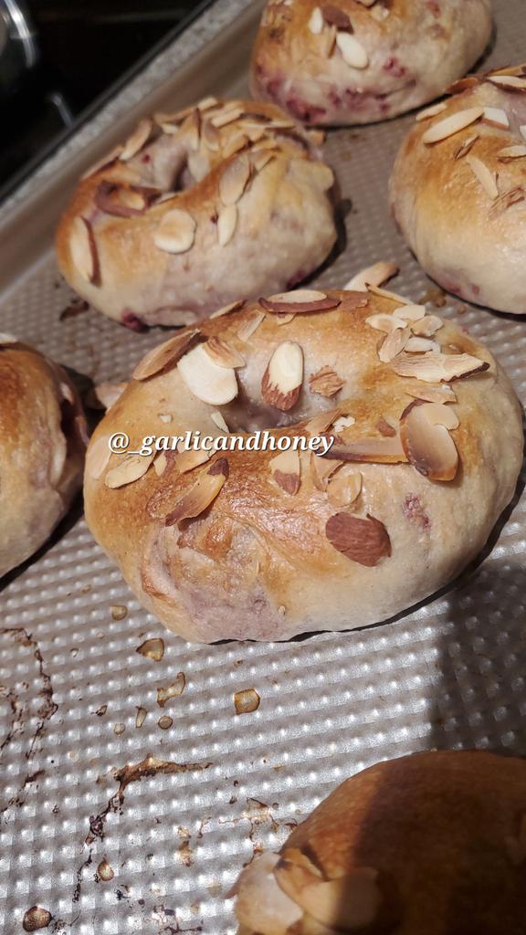 GarlicNHoney's tweet photo. Raspberry Almond Bagel
#privatechef #bagel #fresh #breakfast #uniqueflavors https://t.co/LJfL9IbT3p